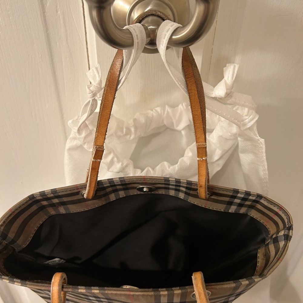 Burberry London nylon tote
Approx. 10.5x9x3.5
Cute for on the go
Made in Italy - Picture 5 of 12